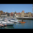 Blick über den Sportboothafen von Gijón auf den Palacio de Revillagigedo